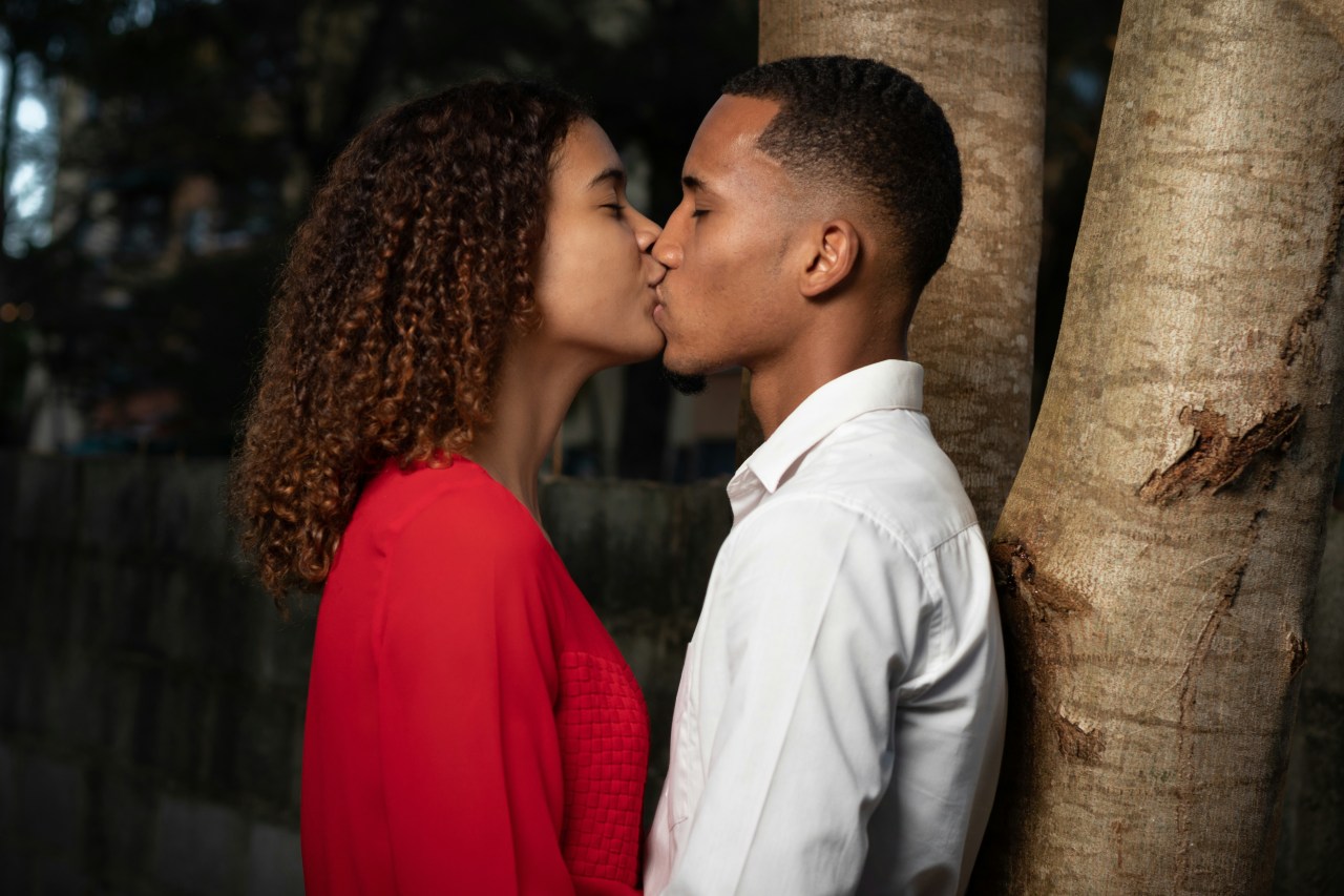 16 Signs He Wants To Kiss You